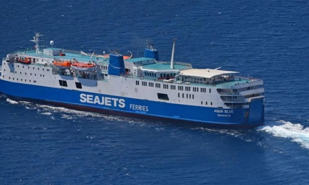Μηχανική βλάβη στο «Aqua Blue»: Κατευθύνεται στη Μύρινα Λήμνου